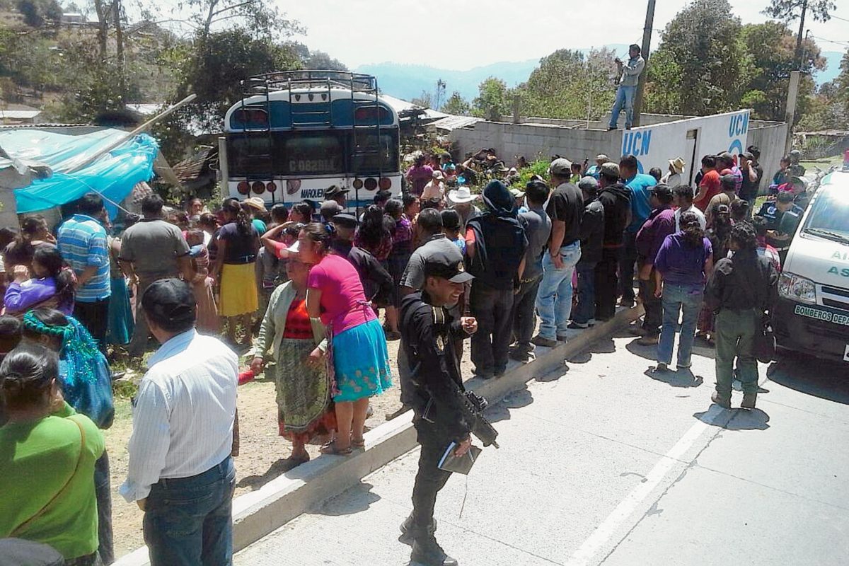 El autobús de la empresa Marquensita se empotró en una vivienda en Tecpán Guatemala. Chimaltenango. (Foto Prensa Libre: José Rosales)