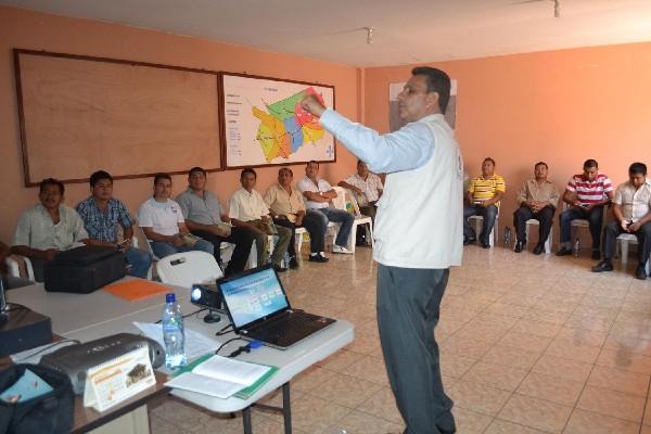 Delegado de la PDH explica a varios Cocode cómo obtener datos de entidades del Estado.