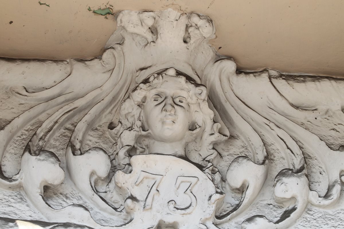 Uno de los mascarones de la edificación de lo que fue el hotel Fénix. (Foto: Hemeroteca PL)