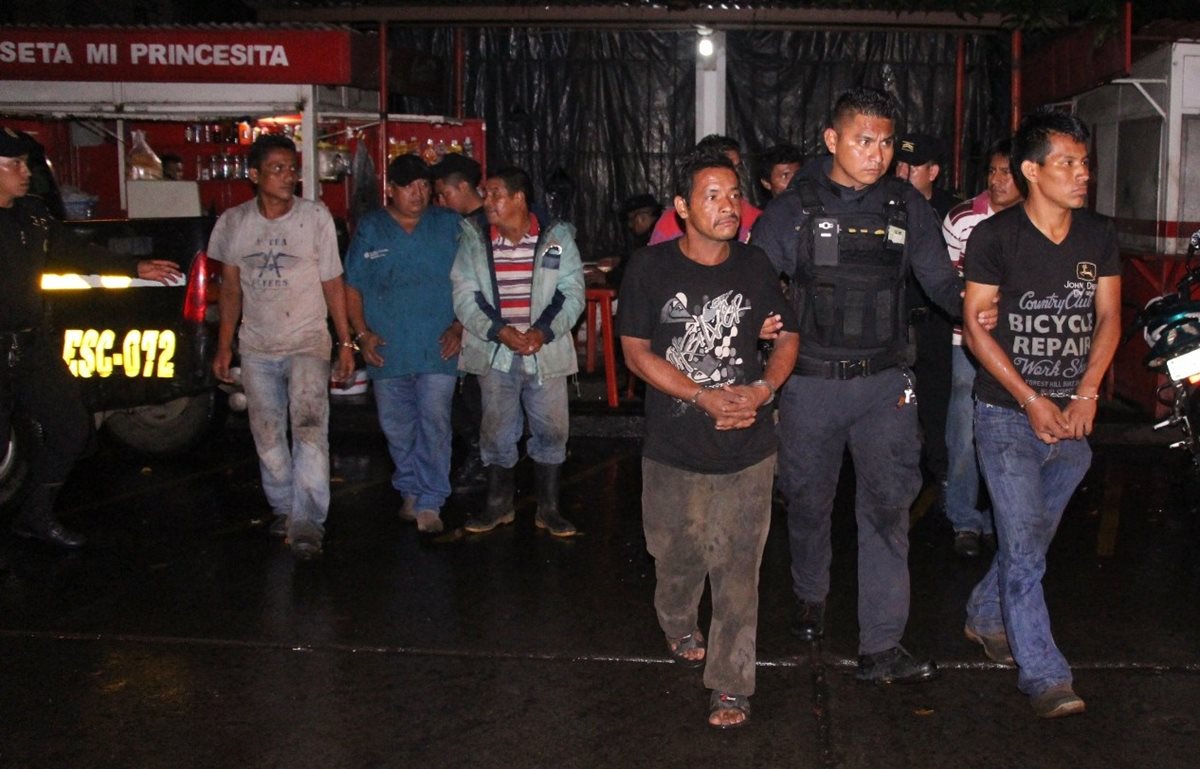 Agentes de la PNC trasladan al grupo de aprehendidos a un juzgado de Escuintla. (Foto Prensa Libre: PNC)