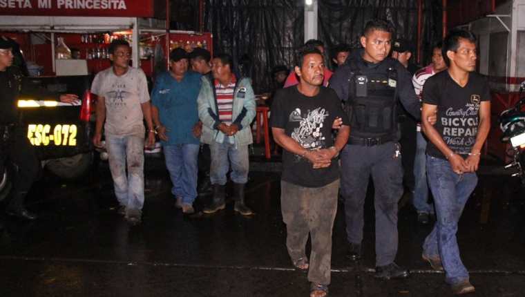 Agentes de la PNC trasladan al grupo de aprehendidos a un juzgado de Escuintla. (Foto Prensa Libre: PNC)