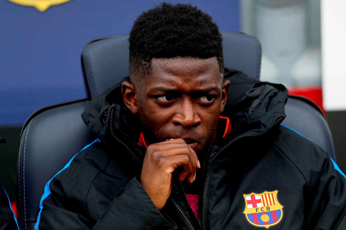 Ousmane Dembélé esperó en el banquillo antes de salir frente al Getafe en el Camp Nou. (Foto Prensa Libre: EFE)