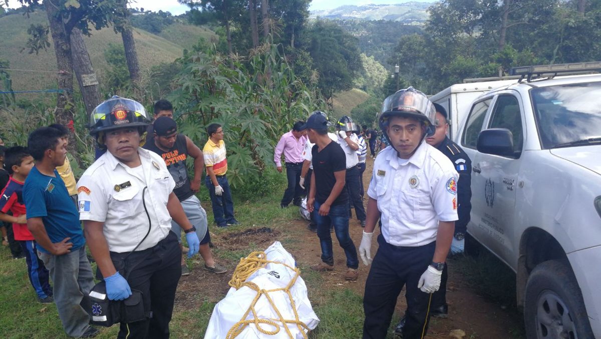 Las víctimas fueron encontradas en la colonia La Joya, San Juan Sacatepéquez. (Foto: Erick Avila)