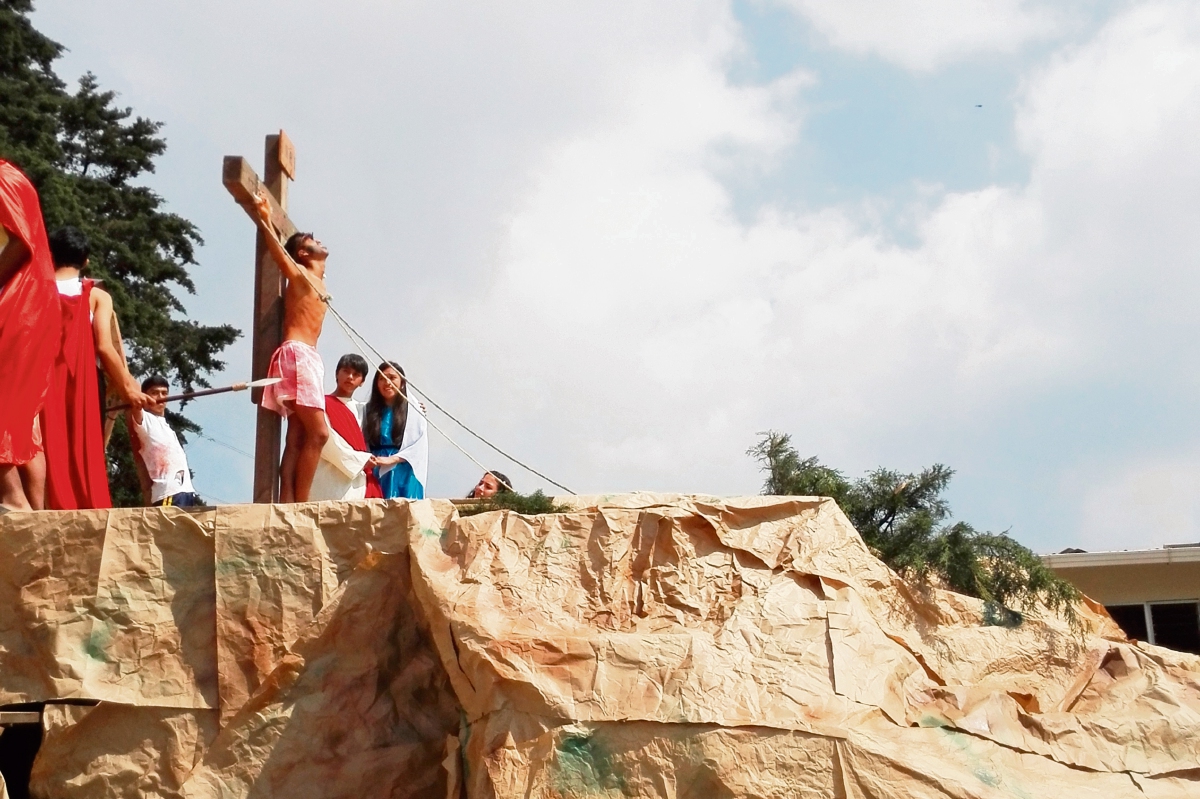 EN EL patio del colegio Castillo Córdova se construyó un monte Gólgota para representar la crucifixión.