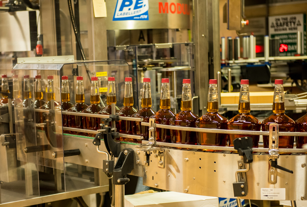 Cada mes, en promedio cinco contenedores cargados con 120 toneladas de whisky Jack Daniel's dejan Estados Unidos rumbo a China. (Foto Prensa Libre: Shutterstock)