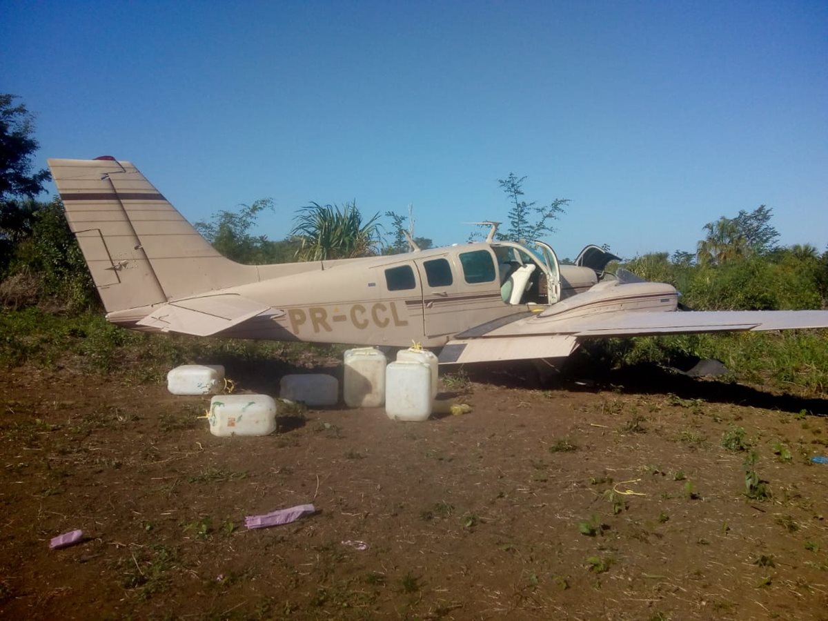 La avioneta que fue localizada en una pista clandestina aún con tanques de combustible lleno. (Foto Prensa Libre: Ministerio de la Defensa)