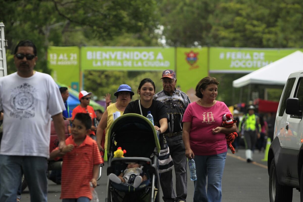 Decenas de personas visitan la Feria de Jocotenango que se ubica en la zona 2 de la capital. (Foto Prensa Libre: José Luis Escobar)
