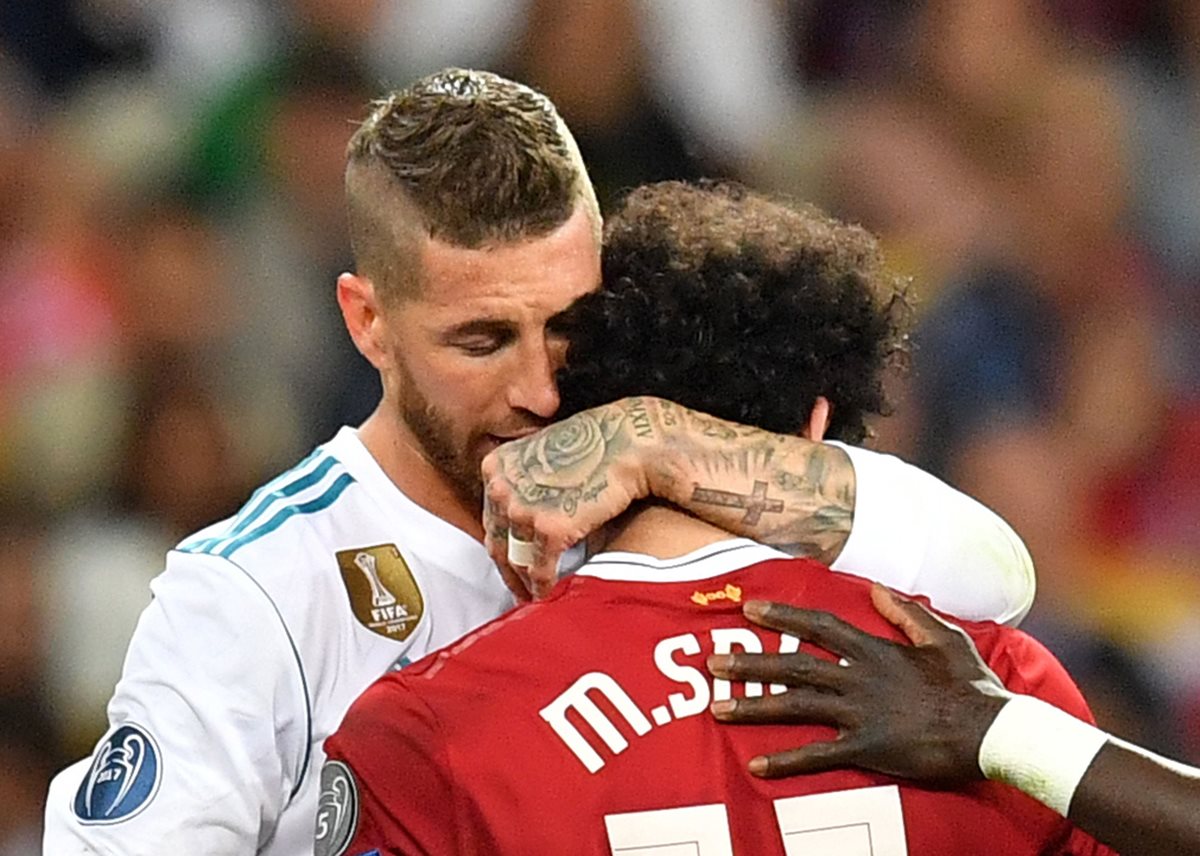 Sergio Ramos abraza a Mohamed Salah durante el partido en el que salió lesionado el delantero egipcio. (Foto Prensa Libre: EFE)