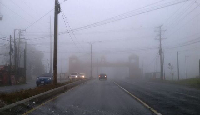 Densa niebla en sector Condado Concepción, carretera hacia El Salvador. Foto Prensa Libre: Alvaro Interiano.