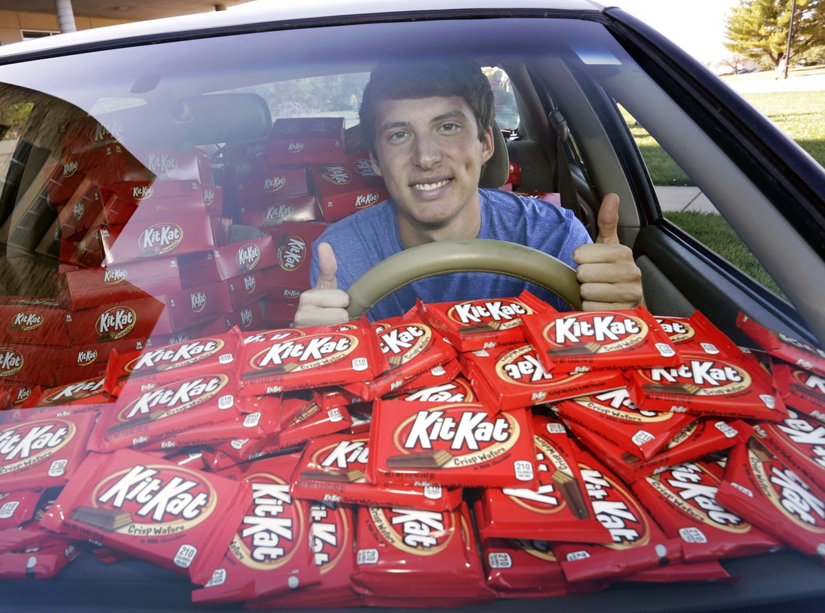 Hunter Jobbins reparte chocolates por todo el campus. (Foto Prensa Libre: AP)