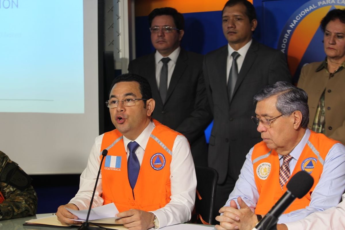 El presidente Jimmy Morales y autoridades de Conred informaron sobre los daños que ha dejado la temporada de lluvias. (Foto Prensa Libre: Érick Ávila)
