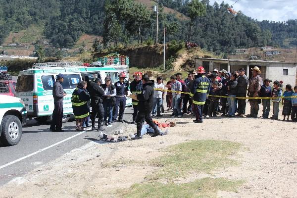 Autoridades, en  el sitio del percance.
