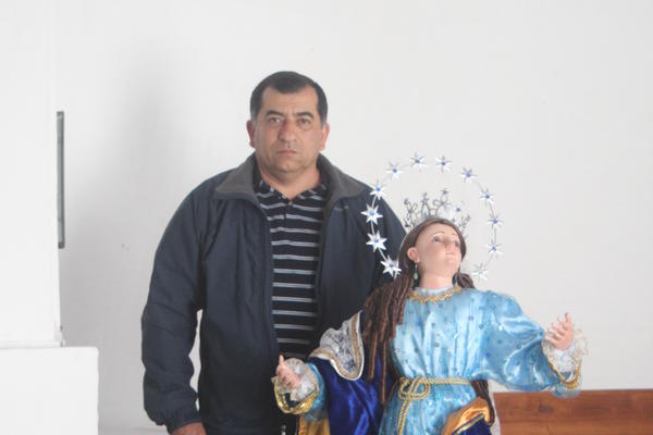 El sacerdote Rodrigo Garza, junto a la imagen de la Virgen Misionera, en Tactic, Alta Verapaz. (Foto Prensa Libre, Ángel Martín Tax)<br _mce_bogus="1"/>