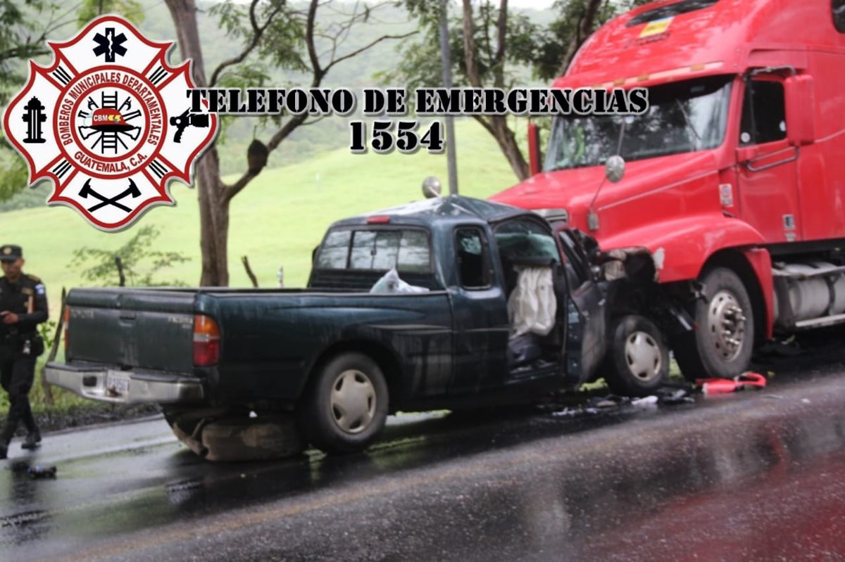 Ambos vehículos colisionaron de frente en la carretera del nororiente. (Foto Prensa Libre: Bomberos Municipales Departamentales)