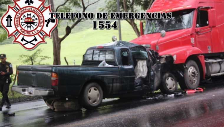 Ambos vehículos colisionaron de frente en la carretera del nororiente. (Foto Prensa Libre: Bomberos Municipales Departamentales)