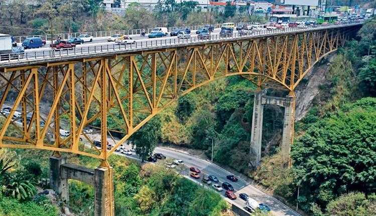 Unos 78 mil vehículos no podrán transitar en el puente Belice durante los cuatro fines de semana de noviembre por el cierre. (Foto Prensa Libre: Hemeroteca PL)