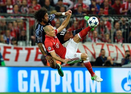 Arjen Robben y Marcelo disputan el balón en una acción del juego.
