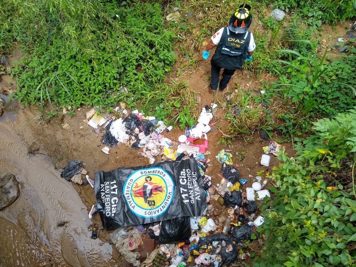 En un río de aguas negras, kilómetro 15 ruta a San Pedro Ayampuc, se localizó el cuerpo sin vida de una mujer. (Foto Prensa Libre: CBV)
