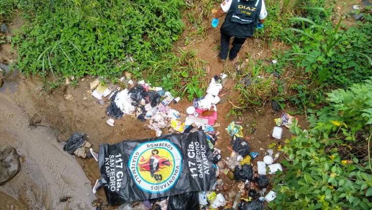 En un río de aguas negras, kilómetro 15 ruta a San Pedro Ayampuc, se localizó el cuerpo sin vida de una mujer. (Foto Prensa Libre: CBV)