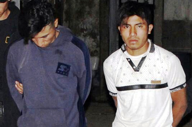 Luego de ser rescatados de una turba, los dos presuntos violadores fueron llevados a la subestacion de la PNC de San Pedro Pinula. (Foto Prensa Libre: Hugo Oliva)