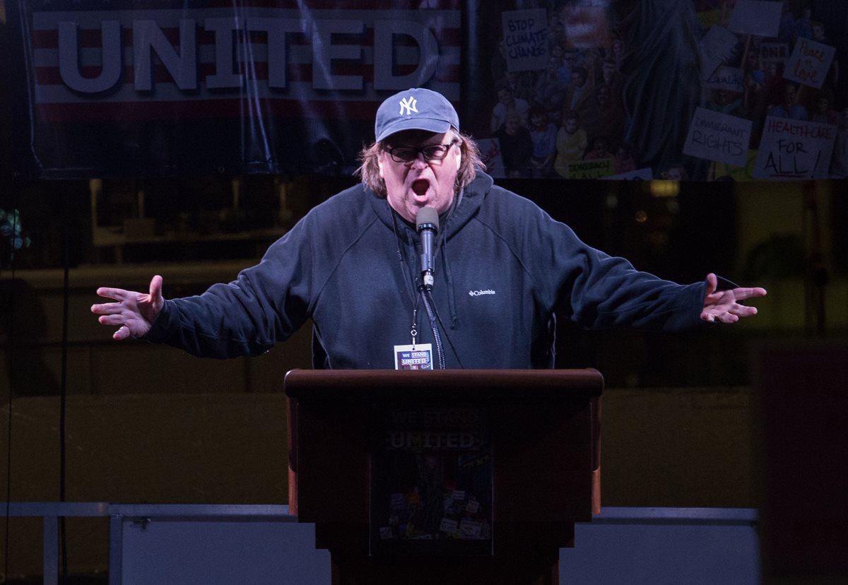 El cineasta Michael Moore fue uno de los famosos que encabezó la marcha "We Stand United". (Foto Prensa Libre: AFP)