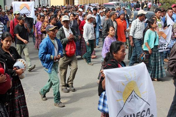 La caminata partío frente al Hospital Regional de Cobán y concluyó en el parque central. (Foto Prensa Libre: Eduardo Sam Chun)<br _mce_bogus="1"/>