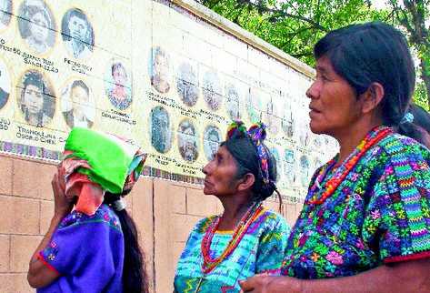 Mural conmemorativo a víctimas del conflicto armado interno en Rabinal. (Foto Prensa Libre: Archivo)