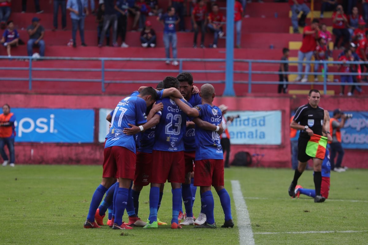 Los jugadores de Malacateco festejaron con todo en El Trébol. (Foto Prensa Libre: Óscar Rivas)
