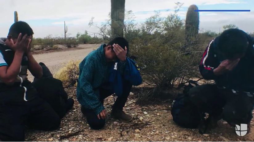 Captura del video en donde los guatemaltecos lloran al enterarse que están en Estados Unidos. (Foto: Univisión)