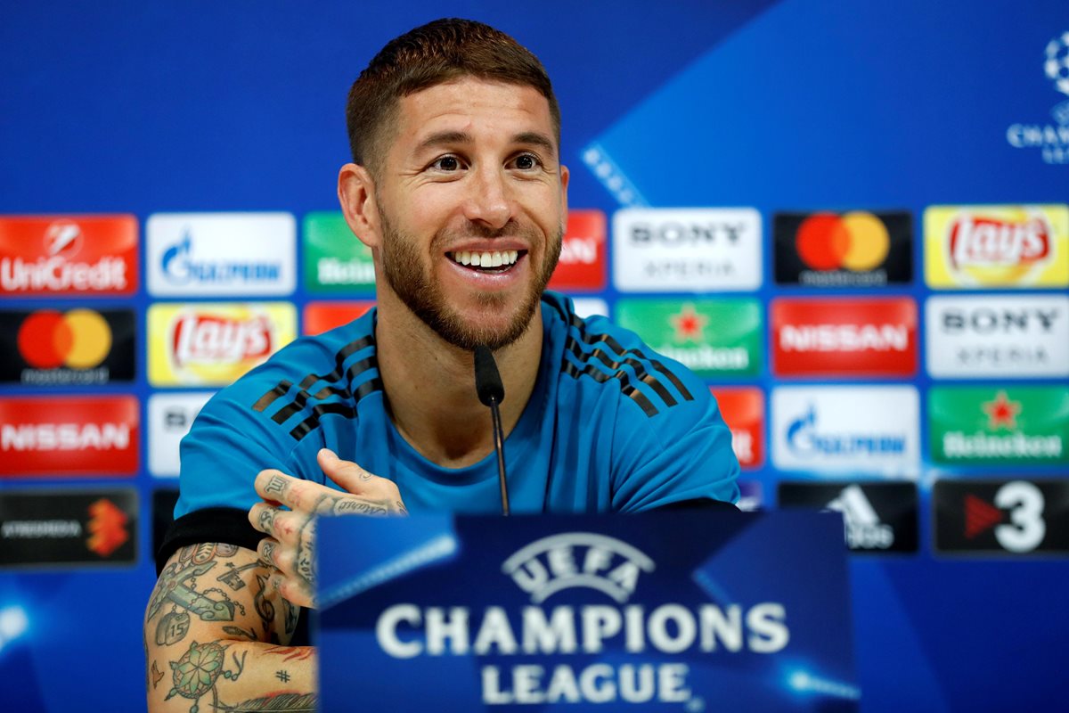 Sergio Ramos sonríe durante la conferencia de prensa, previo al juego contra el Bayern Múnich, en la vuelta de la semifinal de la Champions. (Foto Prensa Libre: EFE)