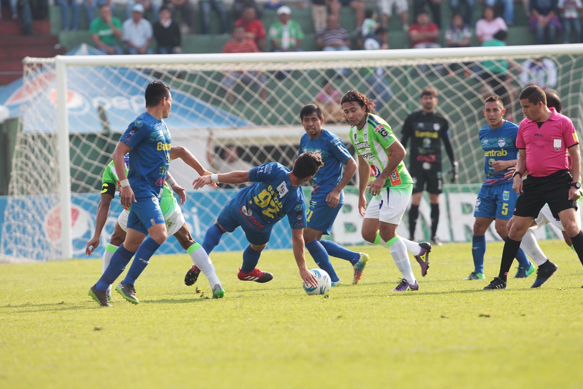 Cobaneros y Antigüeños dieron un buen espectáculo en el estadio Pensativo. (Foto Prensa Libre: Norvin Mendoza)