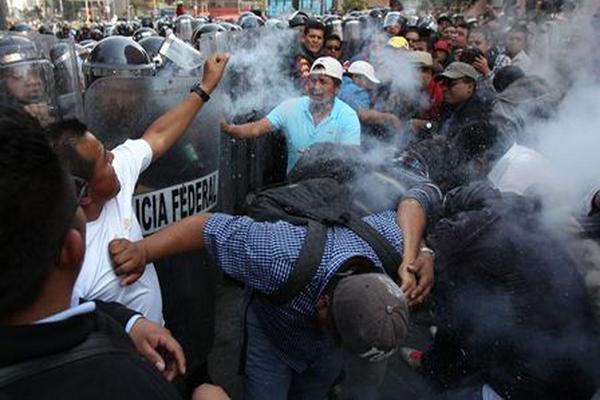 Policía reprime manifestación en México. (Foto Prensa Libre: EFE)