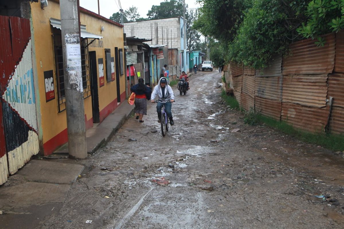 Unas siete mil familias viven afectados por la falta de drenaje en Sacoj Grande. (Foto Prensa Libre: Érick Ávila)