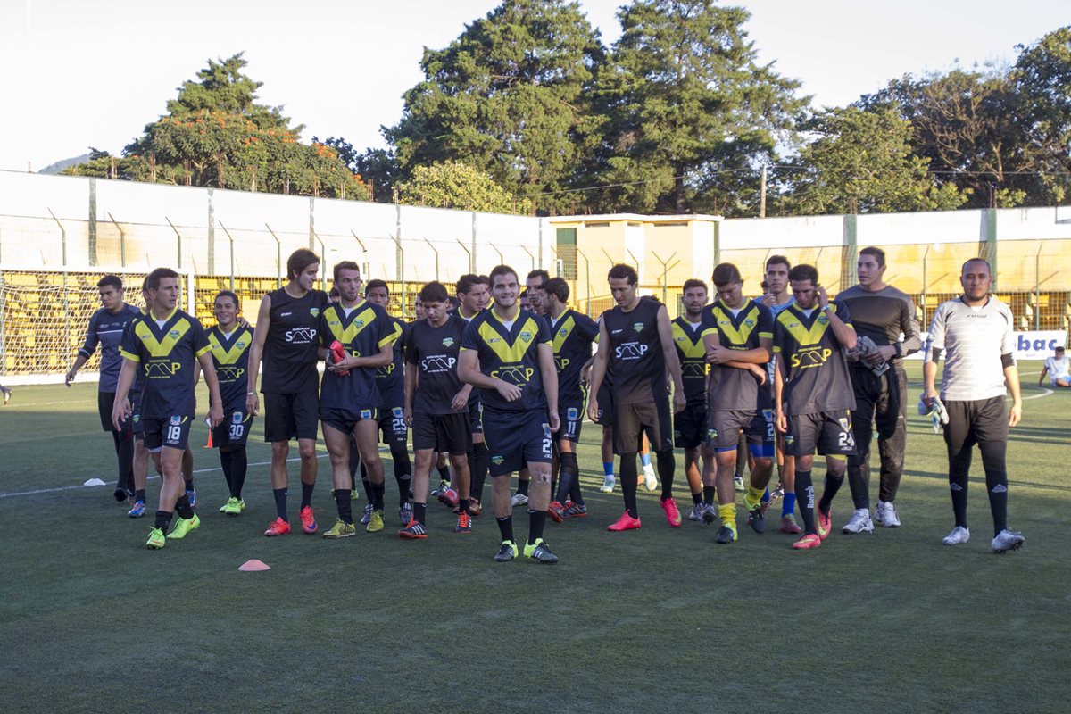 Los jugadores de Petapa durante el entrenamiento de este martes. (Foto Prensa Libre: Norvin Mendoza)