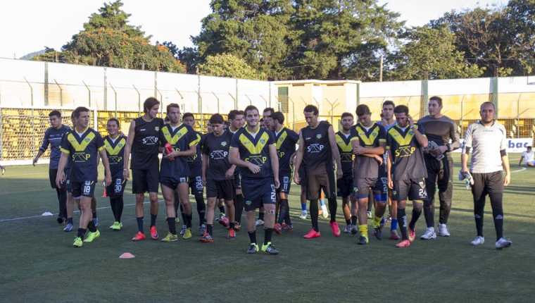 Los jugadores de Petapa durante el entrenamiento de este martes. (Foto Prensa Libre: Norvin Mendoza)