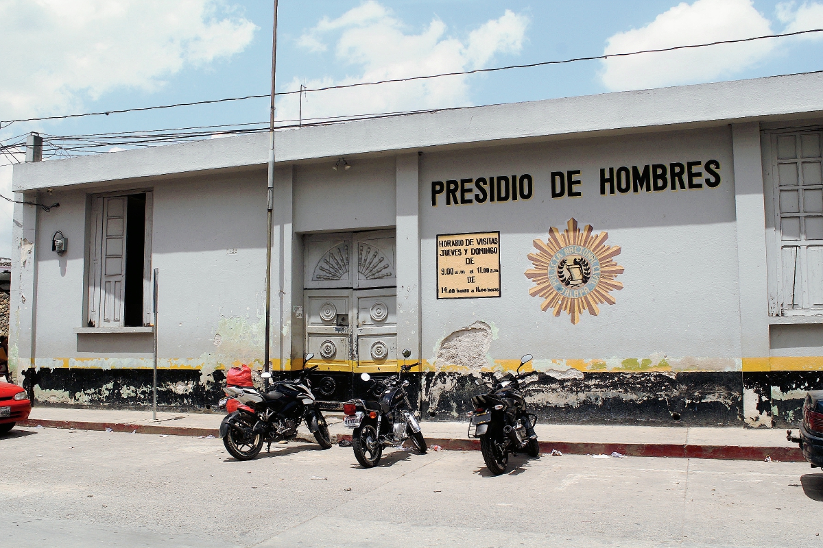 En el Centro Preventivo de hombres de Jalapa, agentes de la PNC ingresaron y controlaron a los reclusos. (Foto Prensa Libre: Hugo Oliva)