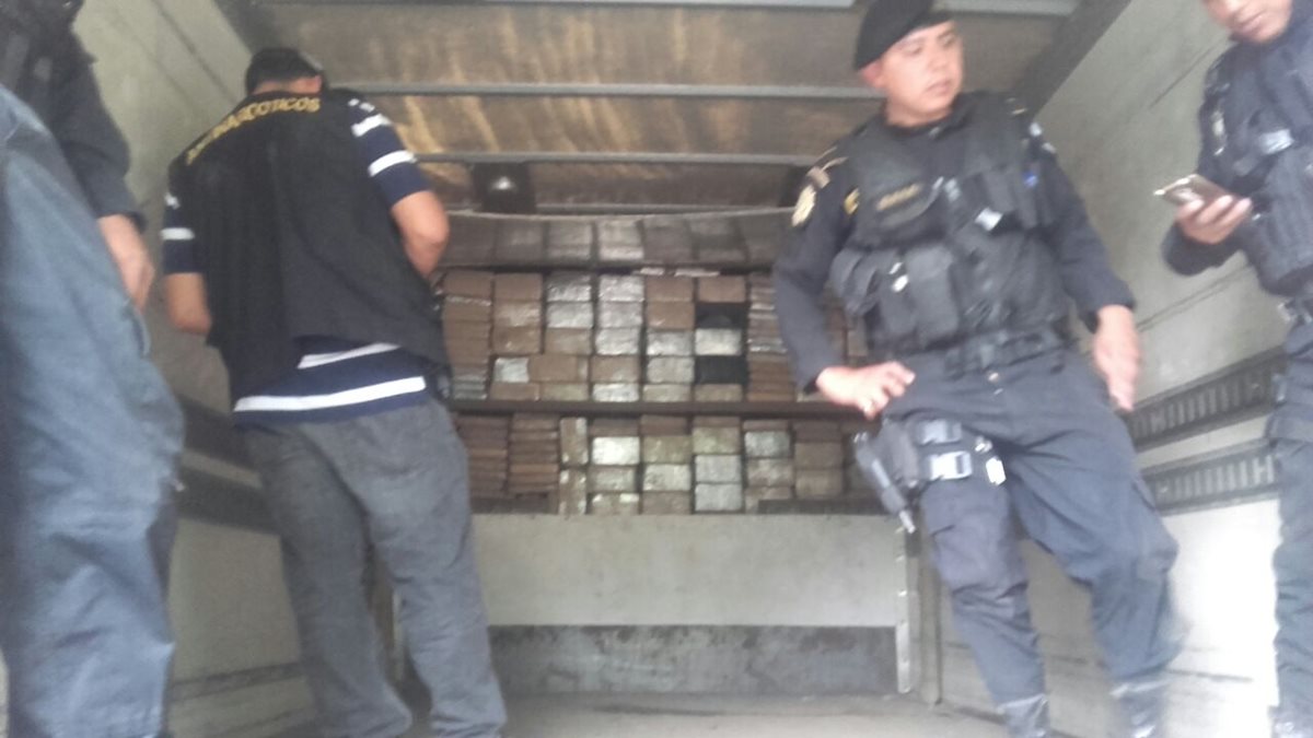 Varios paquetes con supuesta droga fueron localizados en el camión. (Foto Prensa Libre: Jorge Tizol)