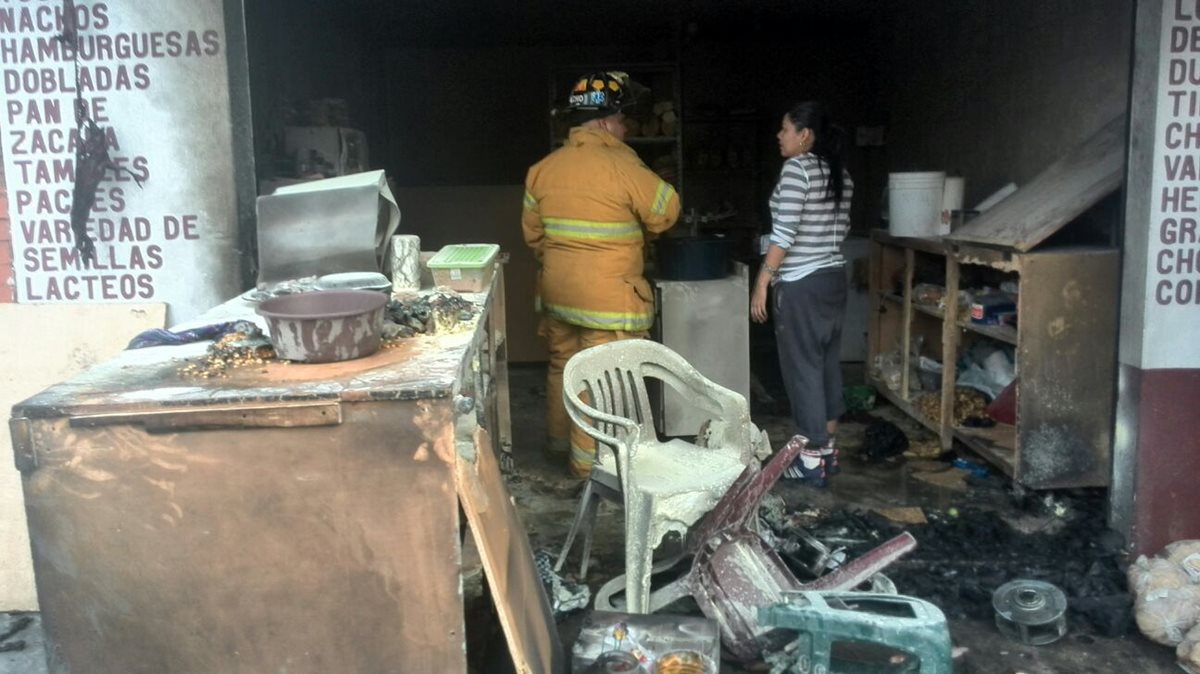 Las víctimas del ataque  fueron rescatadas por los Bomberos en medio de las llamas según testigos. (Foto Prensa Libre: Estuardo Paredes)
