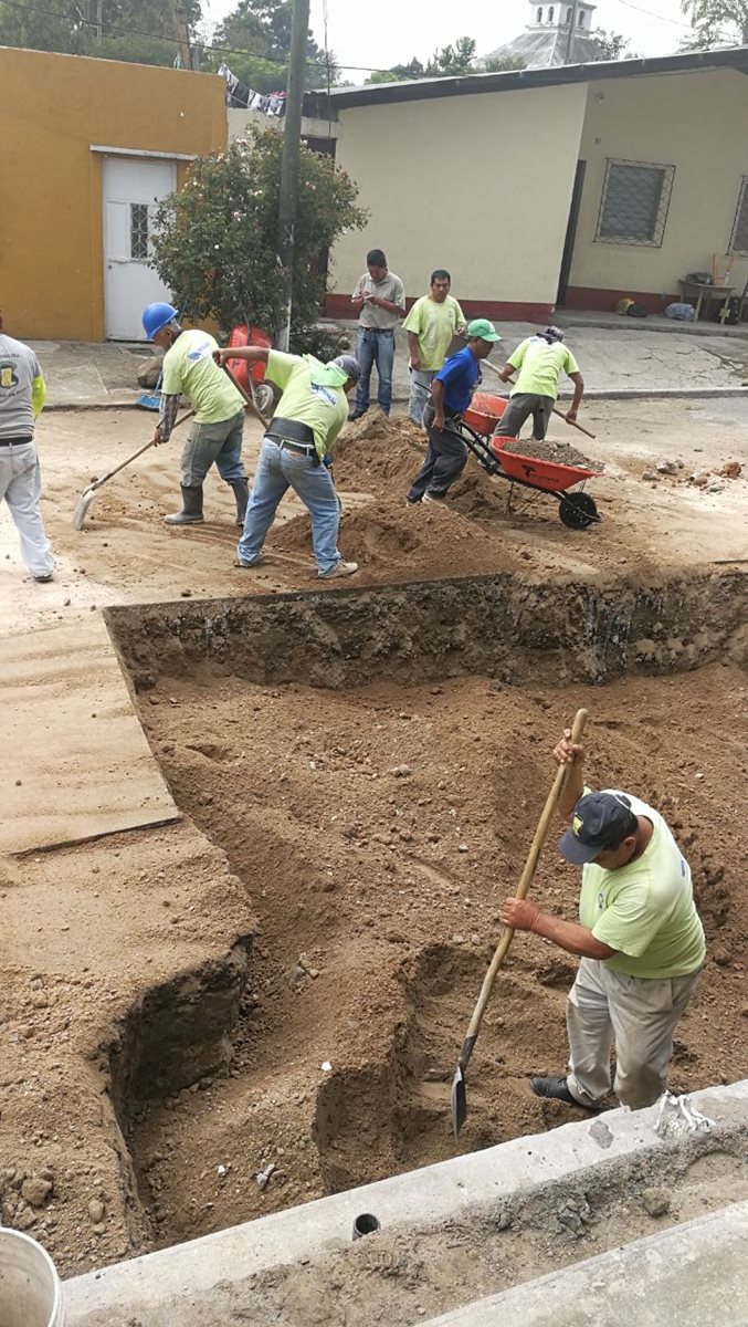 Trabajadores de la Municipalidad de Mixco  rellenan el agujero que causó el más reciente socavamiento. Los trabajos concluirán esta semana. (Foto Prensa Libre: Oscar Felipe Q.)