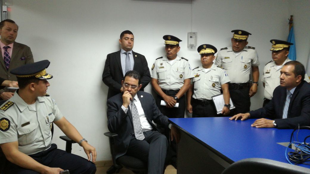 Presidente y ministro de Gobernación visitaron la comisaría 14. (Foto Prensa Libre: PNC)