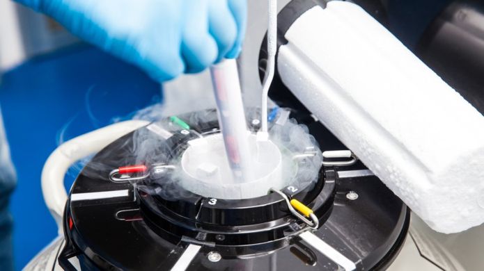 Los embriones estaban congelados en un tanque de nitrógeno líquido en un hospital de Nanjing. GETTY IMAGES