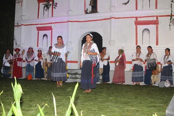 Gladis Elizabeth Tiul Tux -primer plano- fue electa este domingo Princesa Tezulutlán 2014, en Cobán, Alta Verapaz. (Ángel M. Tax)