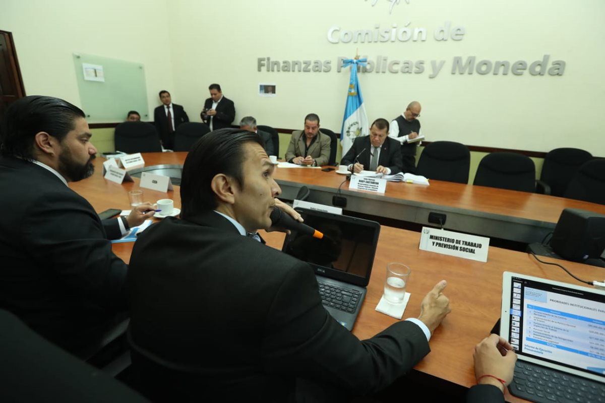 La Comisión de Finanzas del Congreso analiza el proyecto de presupuesto del 2019. (Foto Prensa Libre: Esbin García)