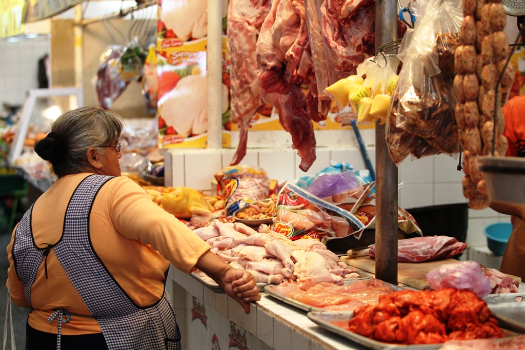 Compradores han optado por adquirir pollo, debido al incremento de la carne de res. (PL-Esbin García)