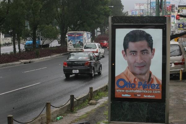 En Mixco, la inspectoría del TSE  recolecta pruebas. (Foto Prensa Libre: Juan Castillo)