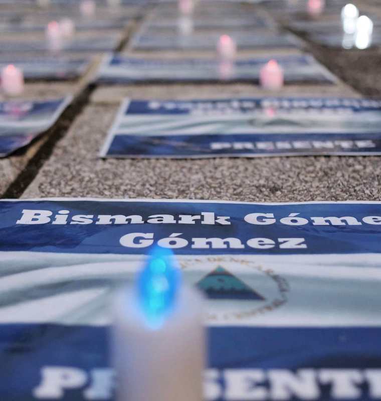 Imagen de varias banderas con nombres de fallecidos durante las protestas en Nicaragua durante una vigilia organizada por la comunidad nicaragüense en Costa Rica. (Foto Prensa Libre: EFE)