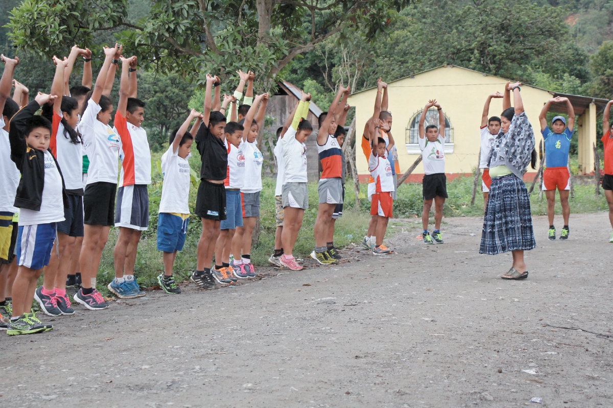 Herlinda Xol durante uno de los entrenamiento con sus alumnos en San Juan Chamalco, donde intenta prologar su pasión por el atletismo. (Foto Prensa Libre. Eduardo Sam Chun).