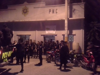 El contingente policial espera a los 20 detenidos para resguardarlos en la carceleta de la subestación, en San Benito, Petén. (Foto Prensa Libre: Rigoberto Escobar)