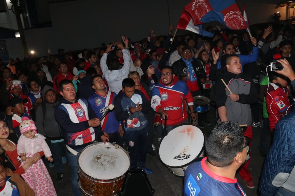 Los aficionados entonaron sus cánticos por dos horas. (Foto Prensa Libre: Raúl Juárez)