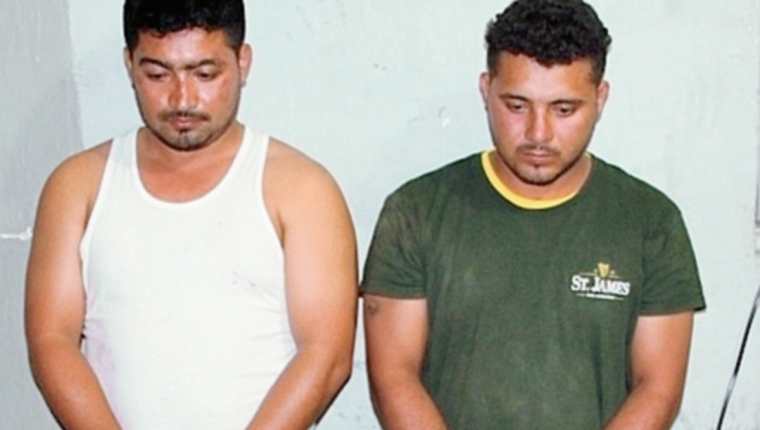Dos detenidos  en San Miguel, Flores, Petén, sindicados de haber asaltado al conductor de un microbús colectivo. (Foto Prensa Libre: Rigoberto Escobar)